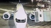 Disastro all'aeroporto: aereo colpisce camion con l'ala