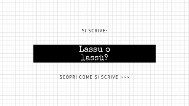 Scritta “Si scrive lassu o lassù? Scopri come si scrive...” su sfondo bianco a quadretti e fascia nera in posizione centrale