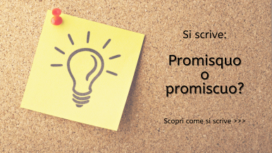 Scritta “Si scrive promisquo o promiscuo? Scopri come si scrive...” sulla dx di una lavagnetta di sughero con post-it che riporta una lampadina sulla sx