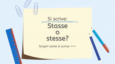 Scritta centrata “Si scrive stasse o stesse? Scopri come si scrive...” su foglio giallo chiaro con clips in alto a sinistra su sfondo azzurro chiaro