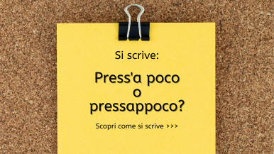 Scritta “Si scrive press’a poco o pressappoco? Scopri come si scrive...” su fogli gialli di taccuino con pinzetta nella parte alta; sfondo in sughero