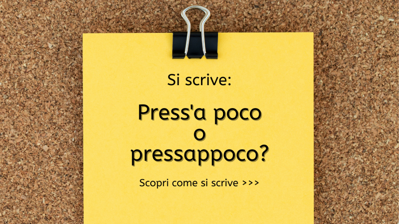 Scritta “Si scrive press’a poco o pressappoco? Scopri come si scrive...” su fogli gialli di taccuino con pinzetta nella parte alta; sfondo in sughero