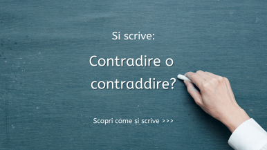 Scritta centrale “Si scrive contradire o contraddire? Scopri come si scrive...” su lavagna verde; a destra una mano con camicia bianca stringe un gesso