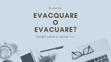Scritta “Si scrive evacquare o evacuare? Scopri come si scrive...” su sfondo azzurro; partendo dalla destra, in basso, occhiali, quaderni e penna