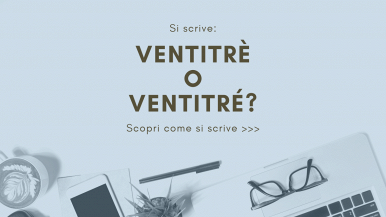 Scritta “Si scrive ventitrè o ventitré? Scopri come si scrive...” su sfondo azzurro; partendo dalla destra, in basso, occhiali, quaderni e penna