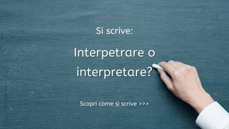 Scritta centrale “Si scrive interpetrare o interpretare? Scopri come si scrive...” su lavagna verde; a destra una mano con camicia bianca stringe un gesso