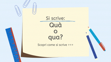 Scritta centrata “Si scrive quà o qua? Scopri come si scrive...” su foglio giallo chiaro con clips in alto a sinistra su sfondo azzurro chiaro