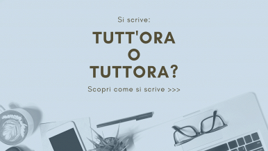 Scritta “Si scrive tutt’ora o tuttora? Scopri come si scrive...” su sfondo azzurro; partendo dalla destra, in basso, occhiali, quaderni e penna