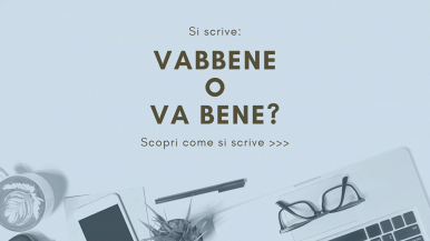 Scritta “Si scrive vabbene o va bene? Scopri come si scrive...” su sfondo azzurro; partendo dalla destra, in basso, occhiali, quaderni e penna