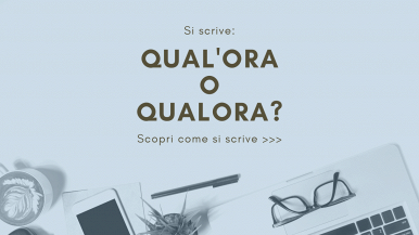 Scritta “Si scrive qual'ora o qualora? Scopri come si scrive...” su sfondo azzurro; partendo dalla destra, in basso, occhiali, quaderni e penna
