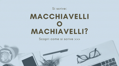 Scritta “Si scrive Macchiavelli o Machiavelli? Scopri come si scrive...” su sfondo azzurro; partendo dalla destra, in basso, occhiali, quaderni e penna