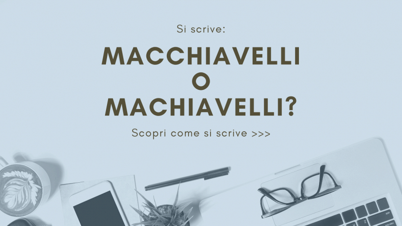 Scritta “Si scrive Macchiavelli o Machiavelli? Scopri come si scrive...” su sfondo azzurro; partendo dalla destra, in basso, occhiali, quaderni e penna