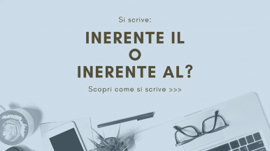 Scritta “Si scrive inerente il o inerente al? Scopri come si scrive...” su sfondo azzurro; partendo dalla destra, in basso, occhiali, quaderni e penna