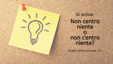 Scritta “Si scrive non centra niente o non c'entra niente? Scopri come si scrive...” sulla dx di una base in sughero con post-it con lampadina sulla sx