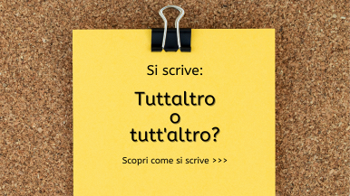 Scritta “Si scrive tuttaltro o tutt'altro? Scopri come si scrive...” su fogli gialli di taccuino con pinzetta nella parte alta; sfondo in sughero