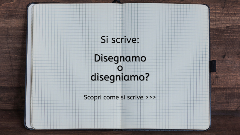 Scritta centrata “Si scrive disegnamo o disegniamo? Scopri come si scrive...” su quaderno a quadretti appoggiato su un tavolo di legno