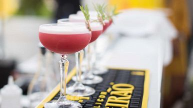 Chi non beve in compagnia o è un ladro o è una spia