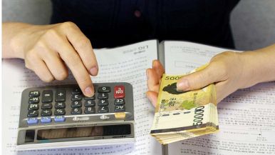 Chi presta, tempesta; e chi accatta fa la festa