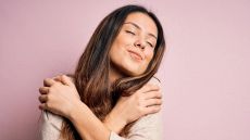 donna-con-farfalle-nello-stomaco