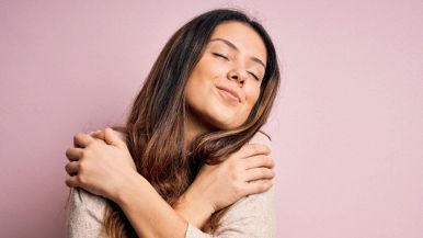 donna-con-farfalle-nello-stomaco