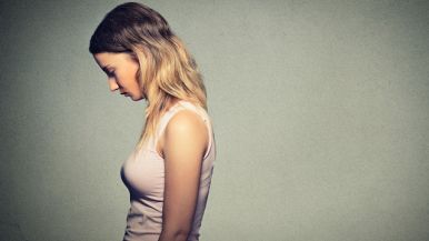 A chi ti lecca dinnanzi, ti morde di dietro