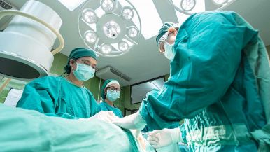Gli errori dei medici li ricopre la terra, quelli dei ricchi il denaro