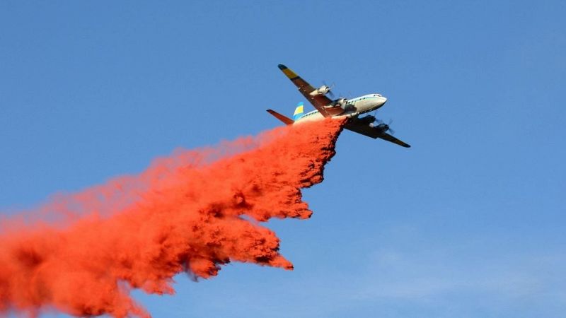 Perché gli aerei antincendio scaricano schiuma rossa?