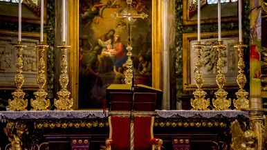 Scoprire un altare per ricoprirne un altro