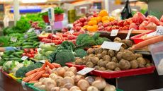 Supermercati: banchi frutta e verdura in vista all'igresso