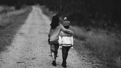 Val più un amico che cento parenti