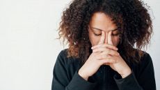 Perché quando ci concentriamo chiudiamo gli occhi?