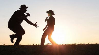 Non si può cantare e portare la croce