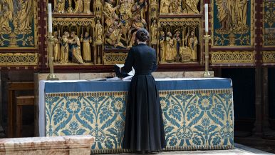 Sbaglia anche il prete sull’altare