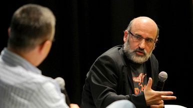 Durante un’intervista lo scrittore, poesta e saggista spagnolo Fernando Aranburu risponde a un intervistatore usando un microfono; lo sfondo è nero