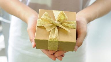 Porta aperta per chi porta; e chi non porta, parta