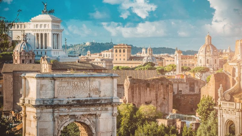 Panoramica sul Foro Romano, polo archeologico con monumenti di varie epoche, nonché centro politico, giuridico, religioso ed economico di Roma