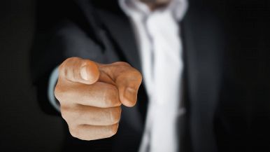 La padella dice al paiuolo: fatti in là che mi tingi