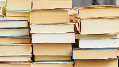 Libri impilati su una bancarella del Salone del Libro di Torino