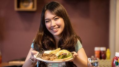 Ragazzo crescente ha la lupa nel ventre