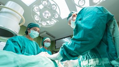 Medico vecchio e chirurgo giovane