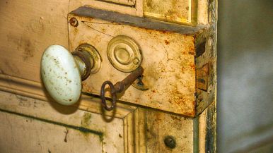 La porta di dietro è quella che ruba la casa