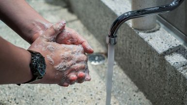 Una mano lava l’altra e tutt’e due lavano il viso