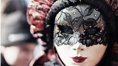 Le maschere si vendono solo di carnevale
