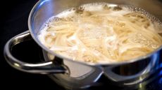 Perché bisogna bollire la pasta per farla cuocere?