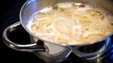 Perché bisogna bollire la pasta per farla cuocere?