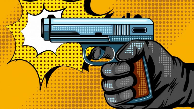 Vista frontale di una pistola beretta di colore azzurro-petrolio nella mano di un cecchino pronto ad uccidere; scoppio bianco, giallo e arancione