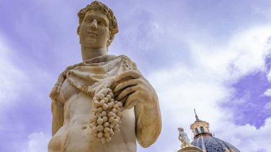 Una statua di Bacco, dio del vino e degli eccessi