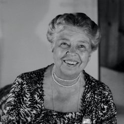 Eleanor Roosevelt è stata una first lady statunitense. È ricordata per il suo impegno riguardo la società e i diritti civili.