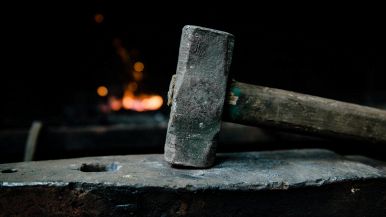 Buona incudine non teme martello cosa significa