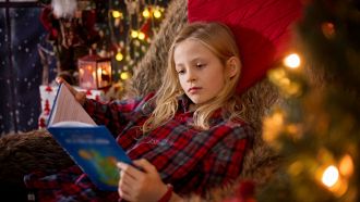 Ragazzina di 7 anni immersa nella lettura di un libro